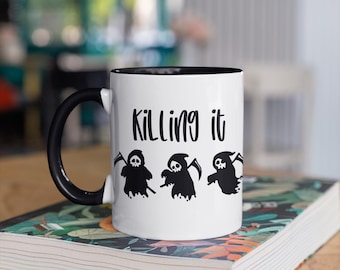 Taza "Killing It": Taza de café con humor negro y dibujos animados de la muerte, taza con temática de la muerte, regalo original y divertido para los amantes del café, taza con aires de la Parca