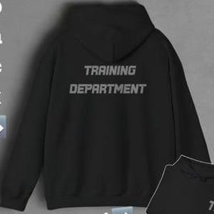 Puede incluir: Una sudadera con capucha negra que presenta el texto TRAINING DEPARTMENT en gris en la parte posterior. Una versión más pequeña de la sudadera se muestra en la esquina inferior derecha con las letras TD impresas en gris en el pecho.