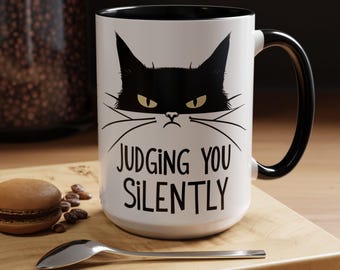 Svart katt som dömer dig tyst Accentmugg, rolig kattälskarepresent, sarkastisk kattkaffekopp, 31 cl