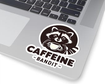 Pegatina de mapache tomando café "El bandido de la cafeína", divertida pegatina de mapache con taza de café, adorable pegatina de vinilo de mapache bebiendo café.