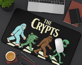 Alfombrilla de escritorio "Refugio de Criptidos" - Diseño de Bigfoot, Nessie, Yeti y Alien - Alfombrilla de teclado de criaturas míticas - Alfombrilla de ratón paranormal - Alfombrilla para estación de trabajo