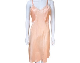 Combinación vintage de satén color melocotón de los años 40 con encaje, rayón, talla 38, tirantes ajustables, lencería de mediados de siglo.