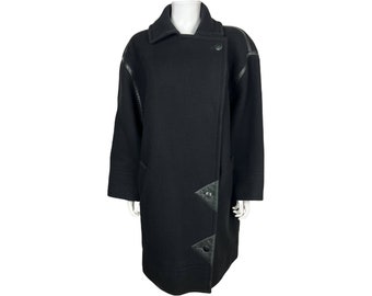 Abrigo vintage de lana negra Courreges Paris de los años 70, fabricado en Francia, en muy buen estado.