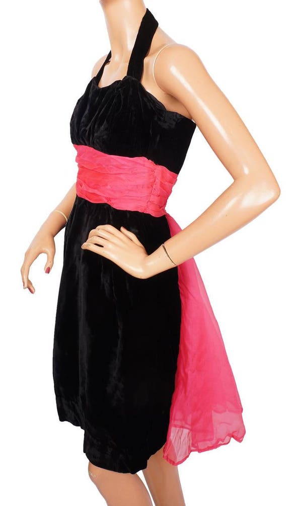 1950s Black Velvet Halter Dress w Pink Organza Tr… - image 2