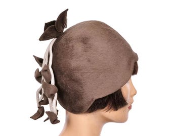 vintage 1960s cloche style hat with mum mr john huge flower beige straw 60s mod Vintage 1960s Cloche Style Hat With Mum Mr John Huge Flower  main image 2