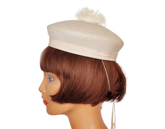 1950s White Straw Hat w Pompom Ladies Size S M - image 2