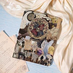 Peut inclure: Une couverture de carnet de style collage avec l'écusson de Poudlard, un hibou et divers éléments vintage. Le design comprend une horloge, des coupures de journaux et le texte "I solemnly swear I am up to no good."