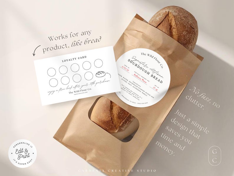 K&ouml;nnte beinhalten: Ein Sauerteigbrot in einer braunen Papiert&uuml;te mit einem transparenten Fenster. Eine wei&szlig;e Kundenkarte mit Kreisen und einer Brotillustration befindet sich neben der T&uuml;te. Ein runder Aufkleber auf der T&uuml;te lautet "Signature Artisan Sourdough Bread".
