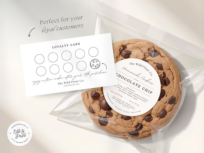 K&ouml;nnte beinhalten: Ein gro&szlig;er Schokoladen-Chip-Keks in einer transparenten Plastikt&uuml;te, mit einem wei&szlig;en Etikett mit der Aufschrift "Chocolate Chip Homemade Cookies". Eine Kundenkarte ist ebenfalls sichtbar.