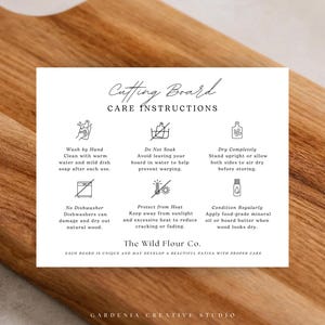 Op de afbeelding: Een witte rechthoekige kaart met zwarte tekst getiteld Cutting Board CARE INSTRUCTIONS. Het bevat zes iconen met instructies voor handwas, drogen, onderhoud en het verbod op gebruik in de vaatwasser.