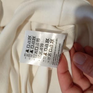 K&ouml;nnte beinhalten: Ein Set aus drei Keramikbechern mit gesprenkelter, matter Oberfl&auml;che. Die Becher sind in Creme-, Hellgrau- und Dunkelgraut&ouml;nen gehalten. Jeder Becher hat ein schlichtes, minimalistisches Design.