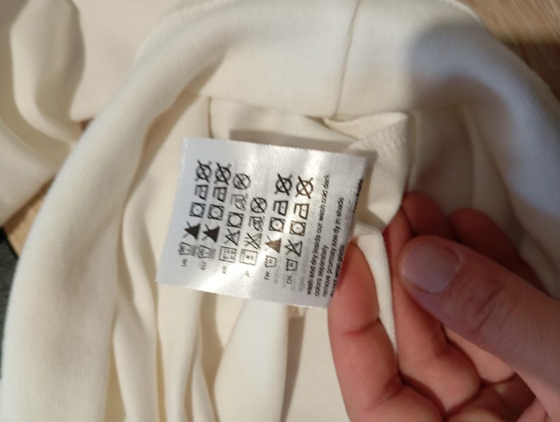 K&ouml;nnte beinhalten: Ein Set aus drei Keramikbechern mit gesprenkelter, matter Oberfl&auml;che. Die Becher sind in Creme-, Hellgrau- und Dunkelgraut&ouml;nen gehalten. Jeder Becher hat ein schlichtes, minimalistisches Design.