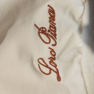 K&ouml;nnte beinhalten: Rustikales Holzschild mit dem Text "Welcome to our home" in wei&szlig;en Buchstaben. Das Schild hat eine Used-Optik und ein schlichtes, einladendes Design, ideal f&uuml;r die Dekoration der Eingangst&uuml;r.