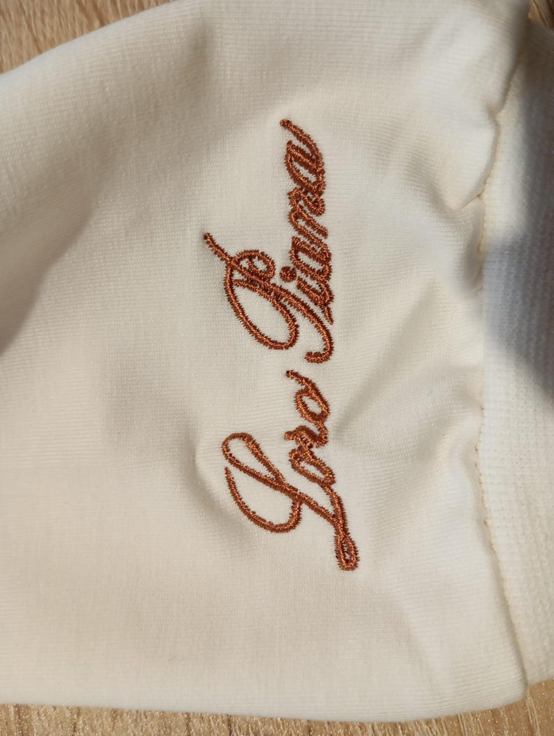 K&ouml;nnte beinhalten: Rustikales Holzschild mit dem Text "Welcome to our home" in wei&szlig;en Buchstaben. Das Schild hat eine Used-Optik und ein schlichtes, einladendes Design, ideal f&uuml;r die Dekoration der Eingangst&uuml;r.