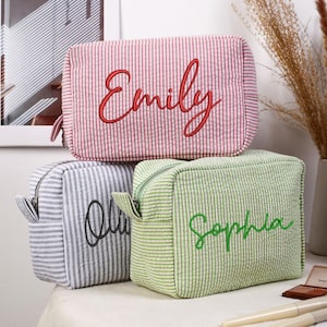 Benutzerdefinierte Seersucker Kosmetiktasche, gestickte Name Make-up Tasche, Kosmetiktasche, Brautjungfer Make-up Tasche, Geschenk für sie, Weihnachtsgeschenk, Brautjungfer Geschenk