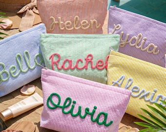 Trousse de toilette personnalisée en seersucker, cadeau pour demoiselle d'honneur, pochette à maquillage crochetée à la main avec nom, trousse de toilette rayée, pochette de plage, cadeau pour elle