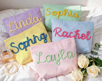 Trousse de maquillage personnalisée en seersucker, trousse à cosmétiques avec nom personnalisé, cadeau de fille de fleur, trousse de toilette de voyage à rayures, cadeau de demoiselle d'honneur, cadeau de baby shower