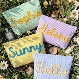 Neceser de seersucker personalizado, neceser de maquillaje con nombre personalizado, regalo para damas de honor, neceser de viaje, neceser a rayas, bolsa de playa, regalo para ella.