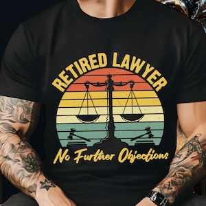 Pode incluir: Uma t-shirt preta com um design gráfico que apresenta um pôr do sol com riscas amarelas, cor de laranja e azul-petróleo. O design inclui uma balança da justiça, dois martelos e o texto "RETIRED LAWYER" no topo e "No Further Objections" na base.