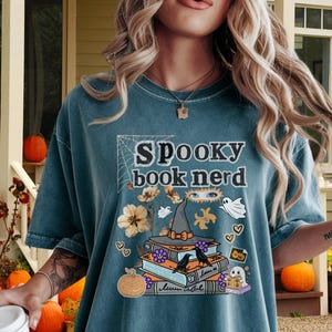 Puede incluir: Un juego de tres cuencos apilables de cerámica en tonos azules, verdes y blancos. Los cuencos presentan un esmalte moteado y un diseño sencillo y moderno. El cuenco más grande mide aproximadamente 15 cm de diámetro.