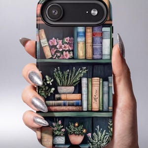Puede incluir: Una funda para smartphone con un diseño impreso de estanterías de madera oscura llenas de varios libros coloridos, plantas verdes en macetas y pequeñas flores rosas. La ilustración muestra varios estantes apilados con libros y plantas.