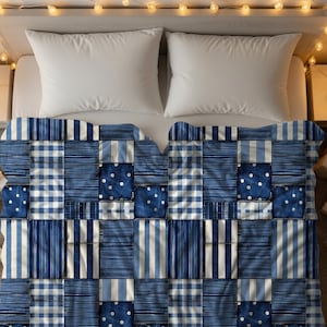 Puede incluir: Una colcha de patchwork con un patrón repetitivo de cuadrados azules y blancos. El diseño incluye varias texturas como cuadros vichy, rayas verticales, líneas horizontales y cuadrados azules decorados con pequeños lunares blancos.