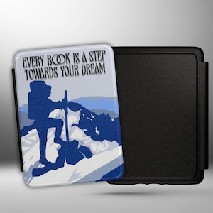 Puede incluir: Una taza de cerámica blanca con un asa negra y el texto "But First, Coffee" en negro, en negrita. La taza está sobre una superficie blanca.