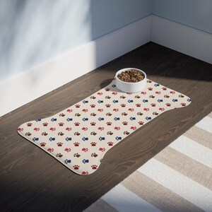 Paw Print Pet Feeding Mat: Plush Polyester, Anti-Slip