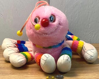 Peluche de oruga Lots-a-Lots-a-Leggggggs de Commonwealth, 1984 -GDJ-E-433