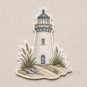 Puede incluir: Un parche bordado que muestra un faro con torre blanca, techo azul y puerta azul. El faro está rodeado de dunas de arena color canela, hierba de playa verde y pequeñas rocas azules. El diseño está detallado con costuras finas.