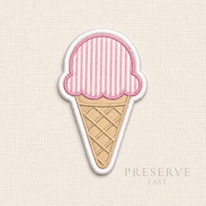 Puede incluir: Un parche bordado con forma de cono de helado. La bola presenta rayas verticales rosas y blancas con un borde festoneado. El cono es de color tostado con un patrón de rejilla. Todo el diseño está delineado con hilo blanco.