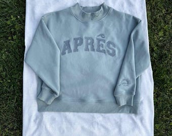 Salbei APRÈS Mockneck Sweatshirt | Tonal bestickter Küsten-Rundhalsausschnitt | Strand Geschenk | Vorbestellung Schiffe Ende Juli