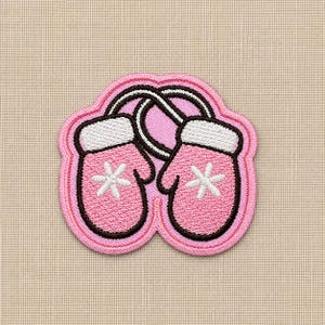 Peut inclure: Un écusson brodé représentant une paire de moufles roses avec des motifs de flocons de neige blancs et des revers blancs. Les moufles sont reliées par une ficelle blanche et bordées de fil marron foncé sur un fond rose clair.
