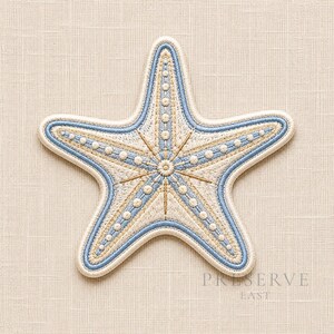 Puede incluir: Un parche bordado de estrella de mar con un centro color crema, costuras doradas en forma de estrella, bordes azul claro y pequeños puntos blancos. El texto PRESERVE EAST aparece en la esquina inferior derecha del diseño.