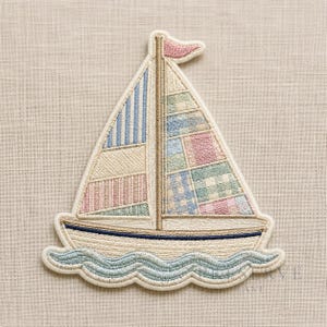 Puede incluir: Parche bordado de velero con borde color crema. La vela presenta un diseño de patchwork en rosa pastel, azul y verde. Una bandera rosa se encuentra en la parte superior del mástil, y el barco navega sobre olas celeste. El parche está sobre tela beige.