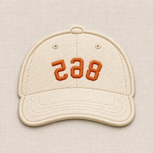 Può includere: Una toppa a forma di cappellino da baseball color bianco sporco con ricami e il testo arancione 865 centrato sul davanti. Il design include una visiera curva, un bottone sulla parte superiore e dettagli a occhiello cuciti, in tessuto piatto.
