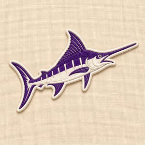Puede incluir: Un parche bordado que representa un pez marlín con hilo de color morado oscuro y blanco. El diseño muestra al pez de perfil con un pico largo, una aleta dorsal prominente y una cola bifurcada, todo delineado con un borde blanco grueso.