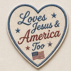 Puede incluir: Un parche en forma de corazón con fondo color crema y borde azul bordado. Presenta el texto bordado 'Loves Jesus & America Too' en letra azul y roja, acentuado por cuatro estrellas pequeñas y un gráfico de una bandera estadounidense.