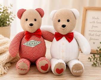 Pode incluir: Dois ursos de peluche com rostos castanhos claros e olhos pretos. O urso da esquerda veste uma camisa xadrez vermelha e branca com um emblema da marca Tabasco e uma gravata borboleta vermelha. O urso da direita veste uma camisa branca e uma gravata borboleta vermelha. Ambos têm Granny bordado num pé e um coração vermelho no outro.