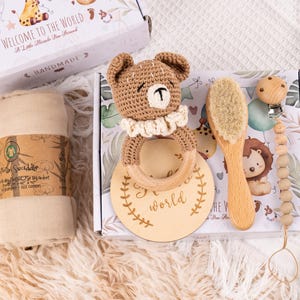 Babyparty-Geschenkbox mit gehäkelter Tierrassel-Schnullerkette, neue Baby-Geschenkbox, Neugeborenen-Geschenkbox, Babyrassel-Set, Willkommensbox-Baby Bild 8
