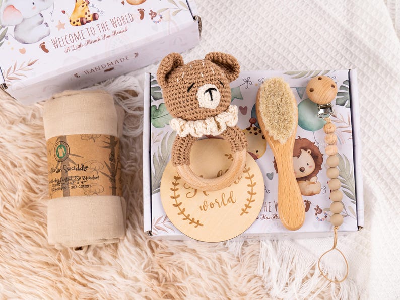 Babyparty-Geschenkbox mit gehäkelter Tierrassel-Schnullerkette, neue Baby-Geschenkbox, Neugeborenen-Geschenkbox, Babyrassel-Set, Willkommensbox-Baby Bild 8