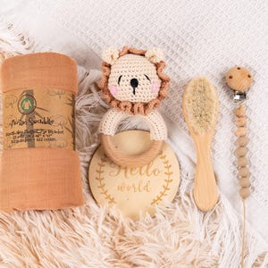 Babyparty-Geschenkbox mit gehäkelter Tierrassel-Schnullerkette, neue Baby-Geschenkbox, Neugeborenen-Geschenkbox, Babyrassel-Set, Willkommensbox-Baby Bild 10