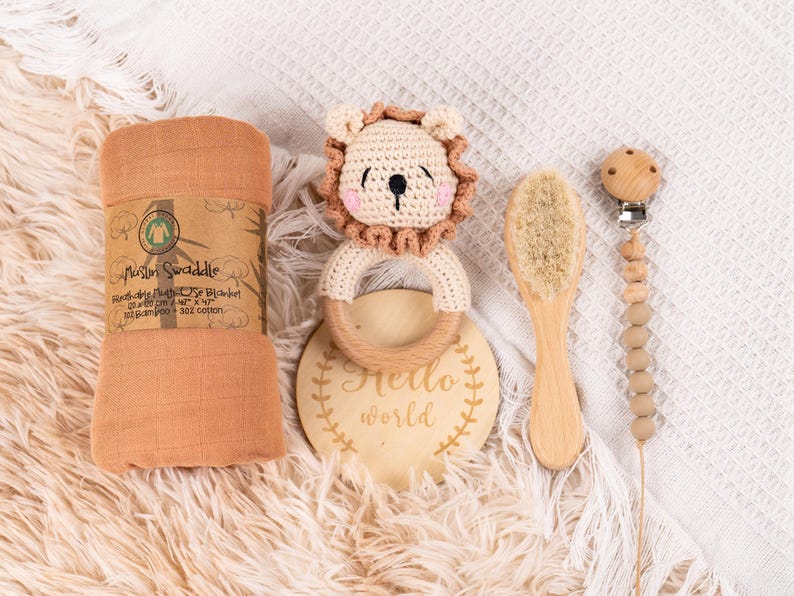 Babyparty-Geschenkbox mit gehäkelter Tierrassel-Schnullerkette, neue Baby-Geschenkbox, Neugeborenen-Geschenkbox, Babyrassel-Set, Willkommensbox-Baby Bild 10