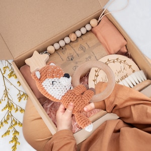 Zestaw grzechotek dla niemowląt, pudełko prezentowe na baby shower, pudełko prezentowe dla noworodka, zestaw prezentowy dla niemowląt z klipsem do smoczka, grzechotka szydełkowa dla zwierząt, pudełko powitalne dla niemowląt