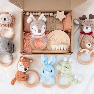 Babyparty Geschenkbox , Neugeborenen Geschenkbox, Baby Geschenk Box Set mit Schnullerclip Tier häkeln Rassel , Baby Rassel Set, Welcome Box Baby
