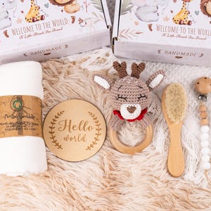 Babyparty-Geschenkbox mit gehäkelter Tierrassel-Schnullerkette, neue Baby-Geschenkbox, Neugeborenen-Geschenkbox, Babyrassel-Set, Willkommensbox-Baby Bild 9