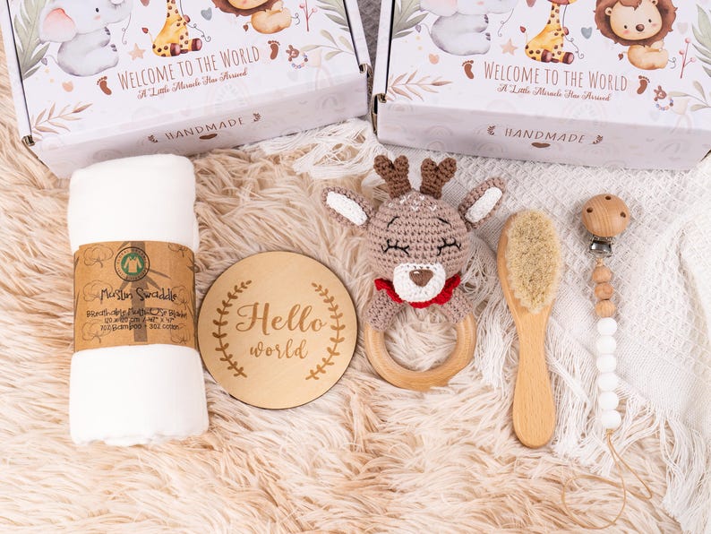 Babyparty-Geschenkbox mit gehäkelter Tierrassel-Schnullerkette, neue Baby-Geschenkbox, Neugeborenen-Geschenkbox, Babyrassel-Set, Willkommensbox-Baby Bild 9