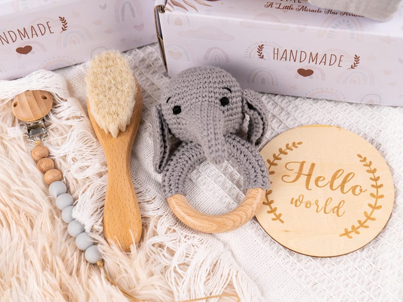 Babyparty-Geschenkbox mit gehäkelter Tierrassel-Schnullerkette, neue Baby-Geschenkbox, Neugeborenen-Geschenkbox, Babyrassel-Set, Willkommensbox-Baby Bild 7