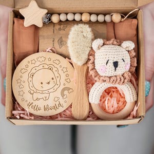 Caja de regalo para baby shower, set de regalo para bebé con clip para chupete y sonajero de crochet de animal, cesta de regalo para mamá primeriza, regalo para nuevos padres, caja de regalo para recién nacido