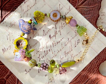 Pulsera Boho Garden, joyería de flores de cristal checo, pulsera de cuentas verdes y moradas, pulsera con dijes florales inspirada en la naturaleza, joyería hecha a mano